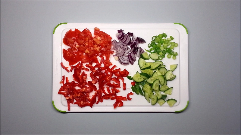 Salát s paprikou a okurkou recept