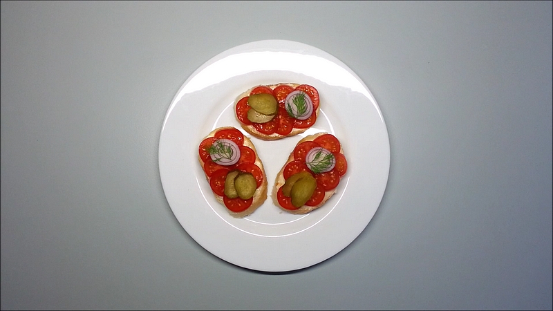 Chlebíčky s rajčaty a cibulkou recept