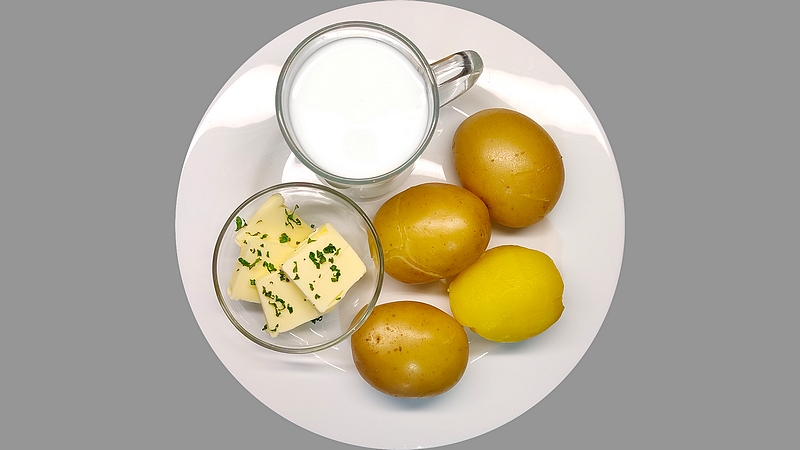 Brambory na loupačku s máslem a kefírem