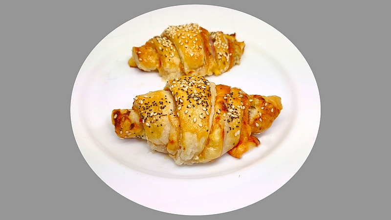 Croissanty z listového těsta se šunkou a sýrem Croissanty z listového těsta se šunkou a sýrem